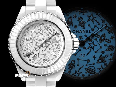 CHANEL 香奈兒 Cosmic J12 H7990 白色高科技精密陶瓷  2024年保單 白色面盤  螢光科幻宇宙時空面盤 (以Super-LumiNova藍色夜光元素，搭配拋光鍍銠圖騰，鑲嵌12顆明亮式切割鑽石）白色清漆長階梯形水晶錶圈  專利不鏽鋼蝴蝶扣 石英腕錶 33mm