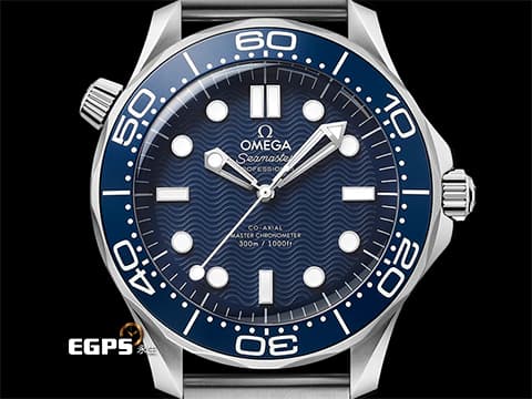 OMEGA 歐米茄 Seamaster 300 海馬系列 21030422003002 米蘭鍊帶款 最新款 007紀念版 詹姆斯龐德60週年 藍色波浪紋面盤 透明底蓋印有電影開場時的旋轉花紋 不鏽鋼 金屬織紋式鏈帶 同軸擒縱 2024年保卡 台灣公司貨 錶況極新 排氦氣閥 自動上鍊 42mm