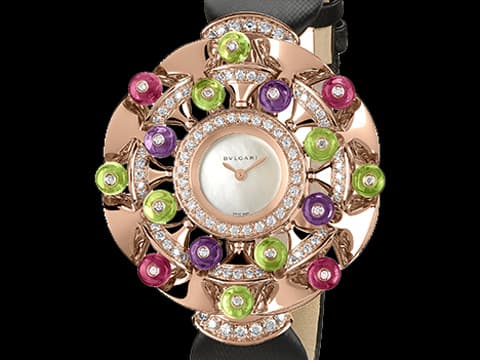 BVLGARI 寶格麗 Divas’ Dream 彩寶 102217 18K玫瑰金材質 豐富寶石交織設計 白色貝殼面盤 原廠鑲嵌鑽石錶圈&nbsp;2019年保單 台灣公司貨 新錶訂價：1,440,000元 石英機芯 39mm