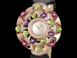 BVLGARI 寶格麗 Divas’ Dream 彩寶 102217 18K玫瑰金材質 <font color="#05f0f0">豐富寶石交織設計 白色貝殼面盤 原廠鑲嵌鑽石錶圈</font>&nbsp;<font color="#ff0000">2019年保單 台灣公司貨 新錶訂價：1,440,000元</font> 石英機芯 39mm