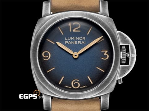 PANERAI 沛納海 Luminor Venticinque PAM02025 社群Paneristi成立25週年 限量版 藍色漸變三明治面盤 藍寶石金魚缸風防&nbsp;PAM2025 三日鍊 Brunito塗層不鏽鋼材質 傳奇「Fiddy」復刻款&nbsp;2026年保單 限量1000只&nbsp;手上鍊 44mm