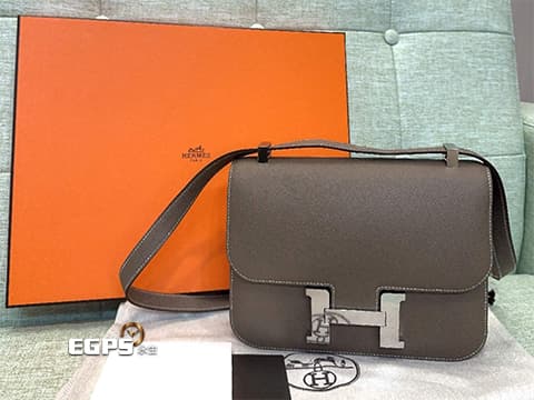HERMES 愛馬仕 Constance 24&nbsp; 金剛色 18 Etoupe 大象灰 牛皮翻蓋斜背包 康康包 大象灰 Epsom皮 銀扣 K刻&nbsp;細節特別精緻，銀釦吸睛，令人眼前一亮