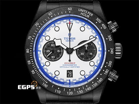 TUDOR 帝舵 Black Bay Chrono “Carbon 25” M79377KN-0001 黑色碳纖維材質 79377&nbsp;碳纖維材質計時盤 F1賽車圖案鈦金屬底蓋 「極速白」 F1車隊紀念款 限量2,025支 2025年保卡&nbsp;自動上鍊 42mm
