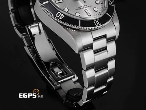 TUDOR 帝舵 Heritage Black Bay 碧灣 7943A1A0NU-0002 新款黑水鬼 雪花針 不鏽鋼材質 銀白色面盤&nbsp;自製機芯搭配最新快速調節「T-fit」折疊扣 2025年保單 潛水錶 自動上鍊 43mm