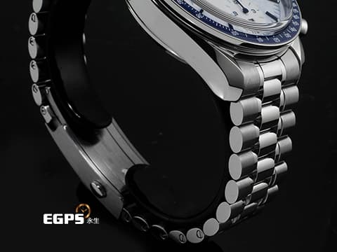 OMEGA 歐米茄 Speedmaster 超霸系列 52230385004001 向米蘭科爾蒂納2026年冬奧致敬 淡藍色冰霜質感塗層白色面盤&nbsp;不鏽鋼材質 2025年保卡&nbsp;同軸擒縱 自動上鏈 38mm