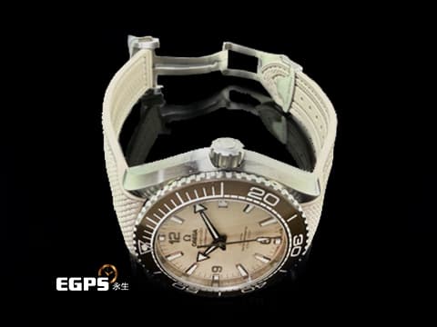 OMEGA 歐米茄 Seamaster Planet Ocean 600M 海馬 215.32.44.21.09.001 專業潛水腕錶&nbsp;米色沙噴紋理錶盤 磨砂氮化矽陶瓷錶圈&nbsp;&nbsp;同軸擒縱 2026年保卡&nbsp;自動上鍊 43.5mm