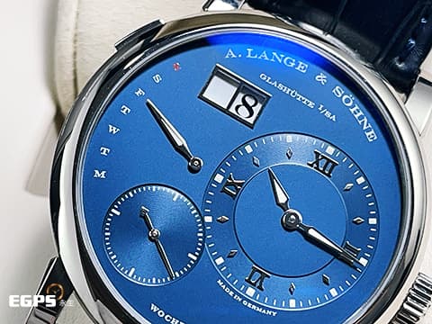 A.LANGE &amp; SOHNE 朗格 LANGE 1 DAYMATIC&nbsp; 320.028 完美風格朗格時計 標誌性的設計細節著稱 高級鐘錶特色風格 18K白金材質  星期／大日曆／逆跳功能 自動上鍊 39.5mm