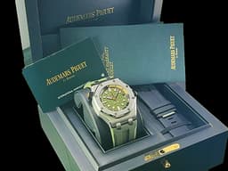Audemars Piguet 愛彼 AP錶 Royal Oak Offshore Diver 皇家橡樹 離岸型&nbsp; 15720ST.OO.A052CA.01 <font color="#55852e">軍綠色「Méga Tapisserie」超大型格紋面盤</font><font color="#019858"> </font>ROO&nbsp;不鏽鋼 潛水錶<font color="#FFFF33">&nbsp;</font><font color="#ff0000">2021年保單   最新錶帶快拆系統</font>&nbsp;15720 ST 自動上鍊&nbsp;42mm