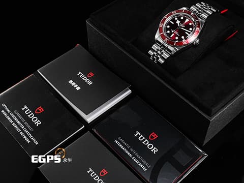 TUDOR 帝舵 Heritage Black Bay 碧灣 7939A1A0RU-0001 雪花針 不鏽鋼材質&nbsp;新款紅水鬼 酒紅色面盤、外圈&nbsp;2025年保卡 搭配最新快速調節「T-fit」折疊扣&nbsp;自動上鍊 39mm
