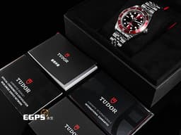 TUDOR 帝舵 Heritage Black Bay 碧灣 7939A1A0RU-0001 雪花針 不鏽鋼材質&nbsp;<font color="#CE0000">新款紅水鬼 酒紅色面盤、外圈</font>&nbsp;<font color="#FF0000">2025年保卡 搭配最新快速調節「T-fit」折疊扣</font>&nbsp;自動上鍊 39mm