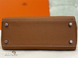 HERMÈS Kelly 25系列 Togo 牛皮手提/肩背 <font color="#05f0f0">單手柄設計配有肩帶 </font><font color="#fafa01">銀扣</font><font color="#05f0f0">&nbsp;</font><font color="#fafa01">37金棕</font>&nbsp;<font color="#ff0000">K刻&nbsp;</font>