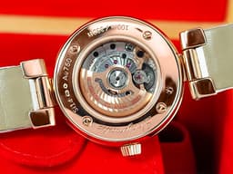 OMEGA 歐米茄 De Ville 碟飛 Ladymatic系列 42563342055001 <font color="#05f0f0">放射星芒紋理的白色珍珠母貝錶盤</font> 玫瑰金 <font color="#FF0000">台灣公司貨</font> 同軸擒縱 自動上鍊 34mm