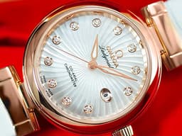 OMEGA 歐米茄 De Ville 碟飛 Ladymatic系列 42563342055001 <font color="#05f0f0">放射星芒紋理的白色珍珠母貝錶盤</font> 玫瑰金 <font color="#FF0000">台灣公司貨</font> 同軸擒縱 自動上鍊 34mm