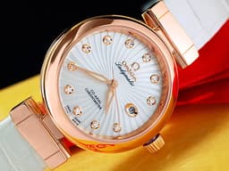 OMEGA 歐米茄 De Ville 碟飛 Ladymatic系列 42563342055001 <font color="#05f0f0">放射星芒紋理的白色珍珠母貝錶盤</font> 玫瑰金 <font color="#FF0000">台灣公司貨</font> 同軸擒縱 自動上鍊 34mm