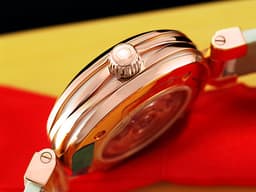 OMEGA 歐米茄 De Ville 碟飛 Ladymatic系列 42563342055001 <font color="#05f0f0">放射星芒紋理的白色珍珠母貝錶盤</font> 玫瑰金 <font color="#FF0000">台灣公司貨</font> 同軸擒縱 自動上鍊 34mm