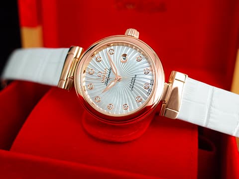 OMEGA 歐米茄 De Ville 碟飛 Ladymatic系列 42563342055001 放射星芒紋理的白色珍珠母貝錶盤 玫瑰金 台灣公司貨 同軸擒縱 自動上鍊 34mm