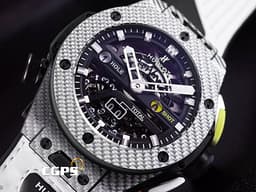 HUBLOT 宇舶 Big Bang 大爆炸 Unico Golf 416.YS.1120.VR <font color=#ff00ff>鍍鋁碳纖維材質花紋設計 白色小牛皮帶襯黑色橡膠錶帶</font> <font color=#FF0000>第一款專為高爾夫球運動而設計的機械錶 2019年保單</font> 自動上鍊 45mm