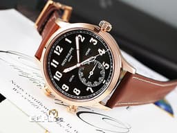 PATEK PHILIPPE 百達翡麗 PP錶 Complications 複雜功能時計 Calatrava Pilot Travel Time 5524R-001 <font color=#D2691E>巧克力棕色日輝紋面盤</font> 兩地時區 日夜顯示 玫瑰金 <font color=#FF0000>2021年保單</font> 5524 R  <font color=#FFFF33>歡迎各錶友以 PP、AP、勞力士 來店交換，本店將以最高價評估～</font> 飛行錶 自動上鍊 42mm