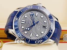 OMEGA 歐米茄 Seamaster Diver 300 經典 海馬 21032422006001<font color="#FF0000">&nbsp;</font><font color="#214ed4">藍色陶瓷錶圈</font>、<font color="#a6a6a6">銀灰色波浪紋面盤</font><font color="#0582f5">&nbsp;</font>排氦氣閥 同軸擒縱&nbsp;&nbsp;<font color="#ff0000">2025年保單</font>&nbsp;自動上鍊 42mm
