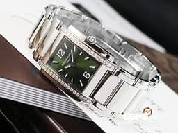 Patek Philippe 百達翡麗 PP錶 Twenty-4 系列 4910/1200A-011 <font color="#8ceeec">原鑲鑽框</font>&nbsp;最新款&nbsp;<font color="#166a0b">漸層綠色日輝紋面盤</font> 不鏽鋼材質&nbsp;<font color="#ff0000">2026年保單</font>&nbsp;石英腕錶 25x30mm
