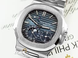 Patek Philippe 百達翡麗 PP錶 Nautilus 鸚鵡螺 5712/1A 金鷹 <font color="#49bcd7">漸層藍色面盤</font> 5712 不鏽鋼材質 鍊帶款 <font color="#FF0000"> 2021年保單 PP印記 動能顯示 月相盈虧</font> 自動上鏈 40mm
