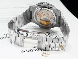 Patek Philippe 百達翡麗 PP錶 Nautilus 鸚鵡螺 5712/1A 金鷹 <font color="#49bcd7">漸層藍色面盤</font> 5712 不鏽鋼材質 鍊帶款 <font color="#FF0000"> 2021年保單 PP印記 動能顯示 月相盈虧</font> 自動上鏈 40mm