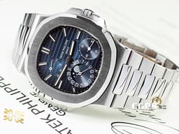 Patek Philippe 百達翡麗 PP錶 Nautilus 鸚鵡螺 5712/1A 金鷹 <font color="#49bcd7">漸層藍色面盤</font> 5712 不鏽鋼材質 鍊帶款 <font color="#FF0000"> 2021年保單 PP印記 動能顯示 月相盈虧</font> 自動上鏈 40mm