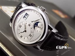 A. LANGE &amp; SÖHNE 朗格 Lange 1 Moonphase Platinum 109.025 鉑金材質 <font color="#05f0f0">月相功能、大日期窗、動力儲存顯示</font>&nbsp;<font color="#FF0000">台灣公司貨</font>&nbsp;手動上鏈 38.5mm