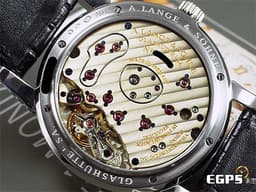 A. LANGE &amp; SÖHNE 朗格 Lange 1 Moonphase Platinum 109.025 鉑金材質 <font color="#05f0f0">月相功能、大日期窗、動力儲存顯示</font>&nbsp;<font color="#FF0000">台灣公司貨</font>&nbsp;手動上鏈 38.5mm