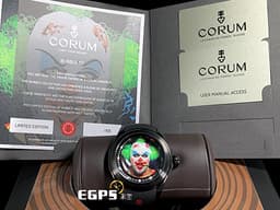 CORUM 崑崙 Bubble 泡泡錶 L390/03634 <font color="#05f0f0">立體小丑  藝術家Matt Barnes  另類藝術 </font>黑色面盤  PVD鍍黑鈦金屬材質  特殊半球體拱形雙面玻璃鏡面 <font color="#FF0000">無指針內圈顯示設計  全球限量88只</font> 自動上鍊&nbsp;52mm
