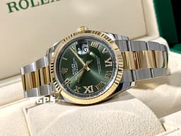ROLEX 勞力士 Datejust 36 蠔式日誌型 126233 <font color="#6D8E23">原廠VI、IX鑲鑽 橄欖綠色面盤</font> 半金款 18K黃金 DJ36 經典三角坑紋錶圈 <font color="#FF0000">2022年新式保卡 蠔式（Oyster）三節錶帶</font> 自動上鍊 36mm