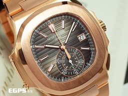 Patek Philippe 百達翡麗 PP錶 Nautilus Chronograph 金鷹 鸚鵡螺 5980/1R-001 18K玫瑰金材質 鏈帶款 同軸計時碼錶 <font color="#fbf2d0">漸層橫條紋褐色面盤</font>&nbsp;<font color="#FF0000">PP印記 2020年保單</font>&nbsp;自動上鏈 40.5mm