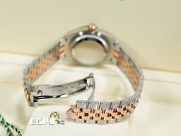 ROLEX 勞力士 Lady-Datejust 28 蠔式日誌型 279171 <font color="#6D8E23">原廠鑲石時標 橄欖綠色面盤</font> DJ28 <font color="#f3baa1">永恆玫瑰金 半金款</font> 經典三角坑紋外圈 <font color="#FF0000">2020年保單 紀念型（Jubilee）五銖錶帶</font> 自動上鏈 28mm