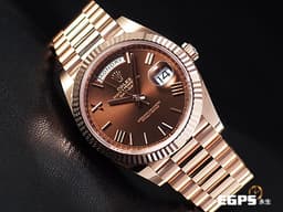 ROLEX 勞力士 Day-Date 40 蠔式 星期日曆型 228235 <font color="#D2691E">巧克力色面盤 羅馬數字時標</font> 永恆玫瑰金 經典三角坑紋錶圈 <font color="#FF0000">2026年木紋保卡 元首型（President）錶帶 總統帶</font> DD40 自動上鍊 40mm