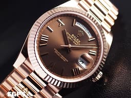 ROLEX 勞力士 Day-Date 40 蠔式 星期日曆型 228235 <font color="#D2691E">巧克力色面盤 羅馬數字時標</font> 永恆玫瑰金 經典三角坑紋錶圈 <font color="#FF0000">2026年木紋保卡 元首型（President）錶帶 總統帶</font> DD40 自動上鍊 40mm