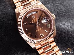 ROLEX 勞力士 Day-Date 40 蠔式 星期日曆型 228235 <font color="#D2691E">巧克力色面盤 羅馬數字時標</font> 永恆玫瑰金 經典三角坑紋錶圈 <font color="#FF0000">2026年木紋保卡 元首型（President）錶帶 總統帶</font> DD40 自動上鍊 40mm