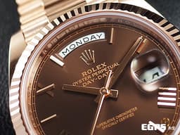 ROLEX 勞力士 Day-Date 40 蠔式 星期日曆型 228235 <font color="#D2691E">巧克力色面盤 羅馬數字時標</font> 永恆玫瑰金 經典三角坑紋錶圈 <font color="#FF0000">2026年木紋保卡 元首型（President）錶帶 總統帶</font> DD40 自動上鍊 40mm