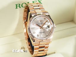 ROLEX 勞力士 Day-Date 118235 蠔式 星期日期型 18K玫瑰金材質 元首型錶帶 <font color="#f1dfca">原廠鑲嵌鑽石時標 日亮金色面盤</font><font color="#ffdead">&nbsp;<font color="#ff0000">已回原廠保養 延長保固到2027年</font></font>&nbsp;自動上鍊 36mm