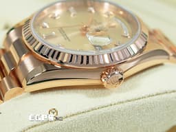 ROLEX 勞力士 Day-Date 118235 蠔式 星期日期型 18K玫瑰金材質 元首型錶帶 <font color="#f1dfca">原廠鑲嵌鑽石時標 日亮金色面盤</font><font color="#ffdead">&nbsp;<font color="#ff0000">已回原廠保養 延長保固到2027年</font></font>&nbsp;自動上鍊 36mm