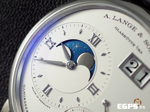 A.LANGE &amp; SOHNE 朗格 Grand  Lange 1 Moon Phase 大型月相腕錶 PT950 鉑金材質 139.025 德國腕錶極致工藝、3/4夾板、手工雕刻鵝頸、德國銀夾板  大日期窗 月相盈虧 動能顯示 歡迎各錶友以 PP、AP、勞力士 來店交換，本店將以最高價評估～ 手上鍊 41mm