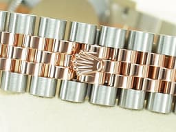 ROLEX 勞力士 Datejust 31 蠔式日誌型 278271 不鏽鋼&amp;18K玫瑰金材質 半金款 <font color="#fde5c9">原廠鑲嵌鑽石時標 日亮金色面盤</font>&nbsp;<font color="#FF0000">2026年木質保卡 紀念型五銖款錶帶</font>&nbsp;自動上鏈 31mm