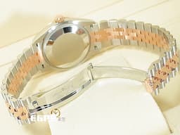 ROLEX 勞力士 Datejust 31 蠔式日誌型 278271 不鏽鋼&amp;18K玫瑰金材質 半金款 <font color="#fde5c9">原廠鑲嵌鑽石時標 日亮金色面盤</font>&nbsp;<font color="#FF0000">2026年木質保卡 紀念型五銖款錶帶</font>&nbsp;自動上鏈 31mm