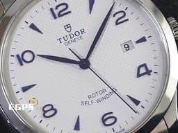 TUDOR 帝舵 1926系列 91550-0005 <font color="#4169e1">藍色指針、時標</font>搭配白色浮雕裝飾面盤 經典 大三針 不鏽鋼 <font color="#FF0000">周董 周杰倫代言款 2025年保單</font> 自動上鍊 39mm