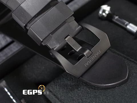 PANERAI 沛納海 Submersible Luna Rossa GMT PAM01039 兩地時間 美洲杯帆船賽 特別款 2022年保單 PAM1039 碳纖維複合物材質、高科技碳纖維船帆織紋面盤 潛水腕 自動上鍊 47mm