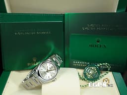 ROLEX 勞力士 Oyster Perpetual 28 蠔式恆動型 276200 <font color="#DDDDDD">銀色太陽紋面盤</font>搭配<font color="#FFE153">金色指針</font> OP28 不鏽鋼 大三針 <font color="#FF0000">2021年保卡</font>&nbsp;自動上鍊 28mm