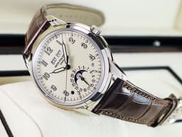 Patek philippe 百達翡麗 PP 5320G-001 18K白金材質 超複雜功能時計系列 <font color="#f5f0cc"> 當代“復古”風格 溫潤色澤的奶油白漆面盤 萬年曆 月相顯示</font><font color="#FF0000"> 2020年保單 配件齊全</font>&nbsp;自動上鍊 40mm