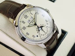 Patek philippe 百達翡麗 PP 5320G-001 18K白金材質 超複雜功能時計系列 <font color="#f5f0cc"> 當代“復古”風格 溫潤色澤的奶油白漆面盤 萬年曆 月相顯示</font><font color="#FF0000"> 2020年保單 配件齊全</font>&nbsp;自動上鍊 40mm