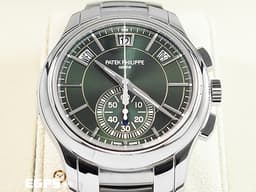 Patek Philippe 百達翡麗 PP錶 Complications 複雜功能時計 5905/1A-001 <font color="#6D8E23">橄欖綠色日輝紋面盤</font> <font color="#05f0f0">飛返計時 年曆錶</font> <font color="#FF0000">2025年保單 按動式摺疊扣 新錶訂價：2,103,000元</font>&nbsp;自動上鍊 42mm
