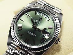 ROLEX 勞力士 Oyster Day-Date 40 蠔式 日期星期型 228239 <font color="#6b8e23">紀念60周年 橄欖綠色面盤&nbsp;</font>18K白金材質 DD40 經典三角坑紋錶框&nbsp;<font color="#ff0000">2021年新式保卡&nbsp;元首型（President）總統帶</font>&nbsp;自動上鍊 40mm