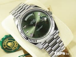 ROLEX 勞力士 Oyster Day-Date 40 蠔式 日期星期型 228239 <font color="#6b8e23">紀念60周年 橄欖綠色面盤&nbsp;</font>18K白金材質 DD40 經典三角坑紋錶框&nbsp;<font color="#ff0000">2021年新式保卡&nbsp;元首型（President）總統帶</font>&nbsp;自動上鍊 40mm